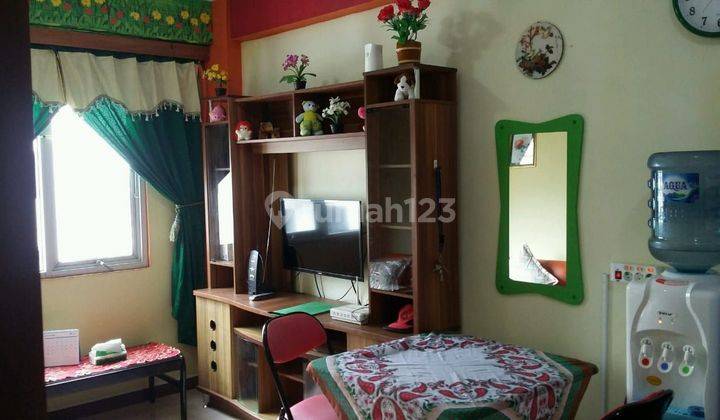 Dijual apartemen Full Furnish lantai granit tinggal bawa baju,AC,kulkas dll sdh tersedia sarung bantal sprei,meja mkn,galon air kompor semua komplit,dekat kreta api,pasar,sekolahan ,mall dll 2