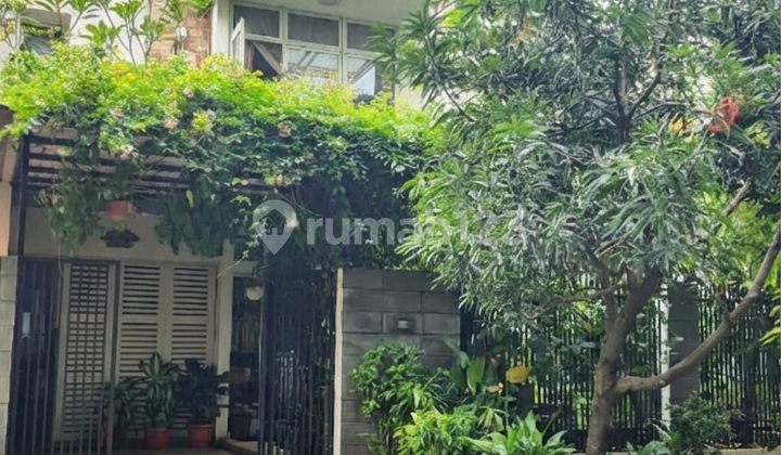 Rumah Mewah Siap Huni Empat Kamar di Kawasan Menteng (73641 Hn)