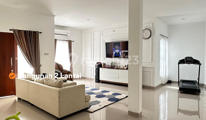 For Sale: House in the Exclusive Puri Sriwedari Housing Complex, Cibubur, Cimanggis, Depok.