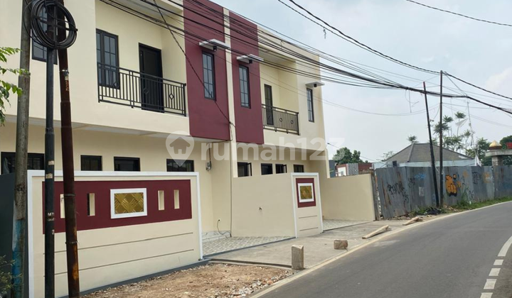 Dijual Rumah Townhouse Samping Jalan Raya Harga Terjangkau di Pasar Rebo Jakarta Timur 2