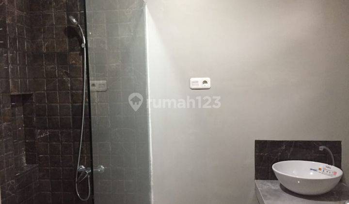 Rumah 2 Lantai Bagus Semi Furnished Pakuwon Indah VBR 3 Surabaya 2