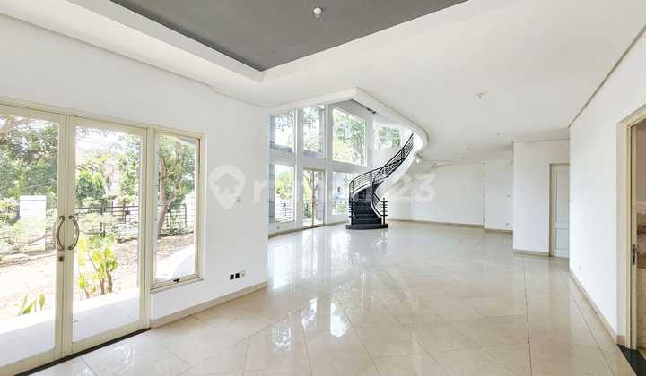 Rumah Terdepan Dian Istana Park Avenue Row 5 Mobil Surabaya Barat 2