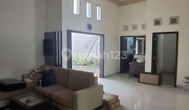 Rumah Furnish dengan 4+2 Kamar Tidur di Vpt 2