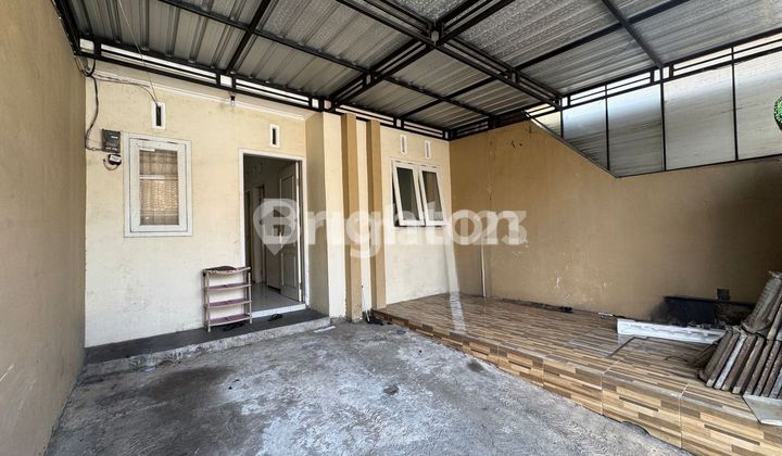 A 400 million rupiah house with a certificate of ownership (SHM) is available in Puncak Buring, Malang. A 400 million rupiah house with a certificate of ownership (SHM) is available in Puncak Buring, Malang.