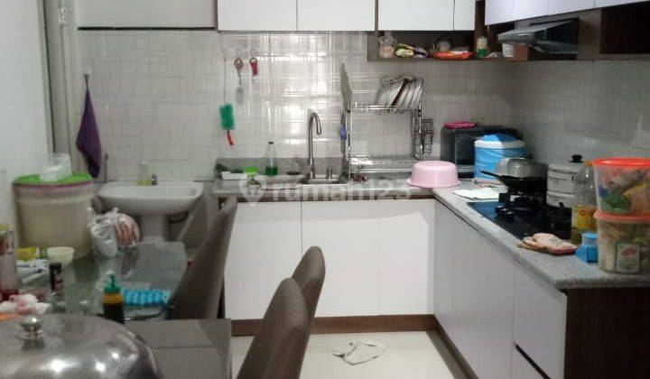 Rumah 2 Lantai Bagus Semi Furnished SHM di Alam Hijau, Surabaya 2