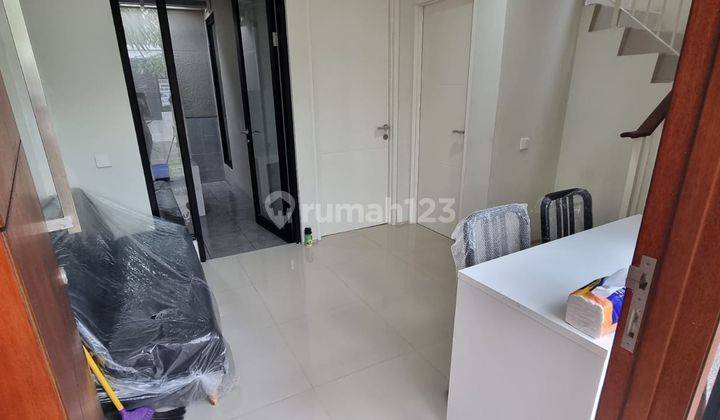 Rumah 2 Lantai Baru Furnished SHM di Northwest Lake Citraland, Surabaya 2