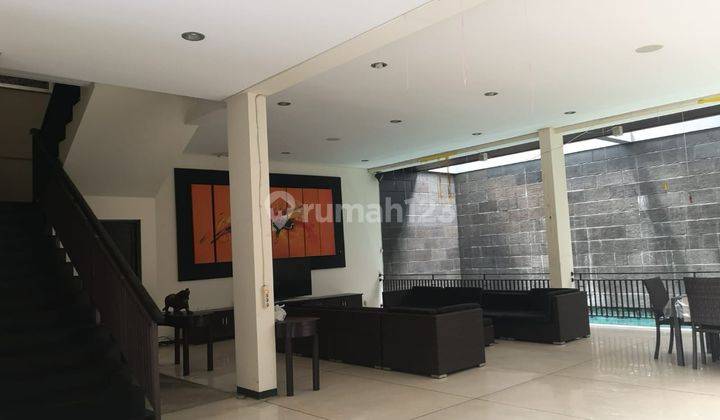 Rumah 2 Lantai Bagus Furnished SHM di Royal Park, Surabaya 1