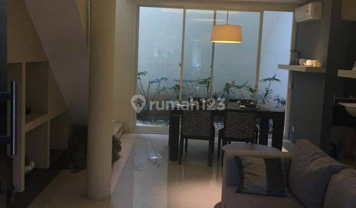 Rumah 2 Lantai Bagus Furnished SHM di Dian Istana, Surabaya 1