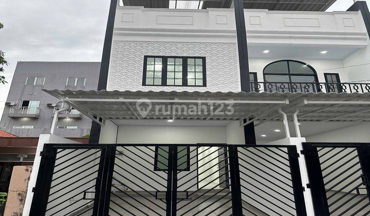 Rumah Brand New di Tanjung Duren Lt 56 Lb 165 Utara 3 Lantai 4 Kt 1