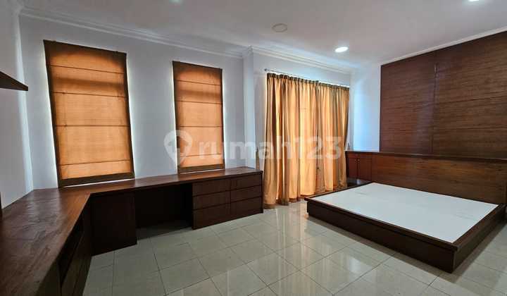 Cendana Golf PIK Size 18x8 Land 144 Building 432 Furnished 3 Floors 4+1 BR Good Cendana Golf PIK Size 18x8 Land 144 Building 432 Furnished 3 Floors 4+1 BR Good