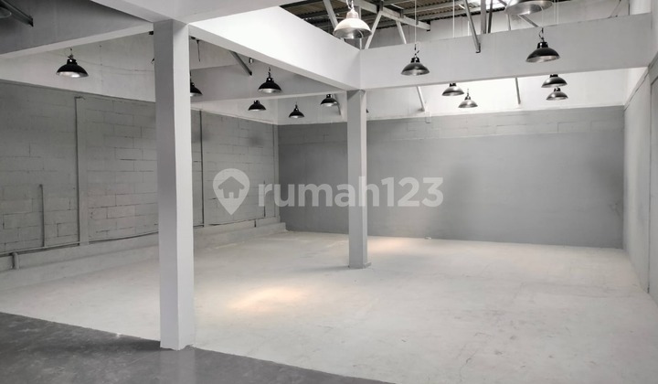 Warehouse in Daan Mogot, 170m2, Well Water, 1 km, IMB SHM, Minimum Lease 2 Years Warehouse in Daan Mogot, 170m2, Well Water, 1 km, IMB SHM, Minimum Lease 2 Years