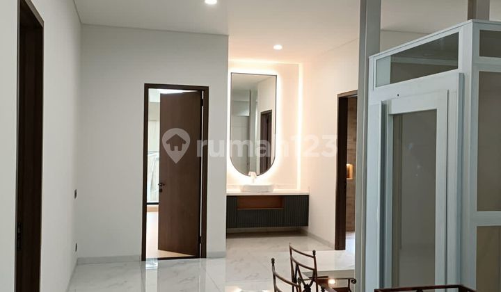 Gading Serpong Cluster Aristoteles, 250m² building area, 550m² land area, South facing, 5+1 bedrooms, new condition.