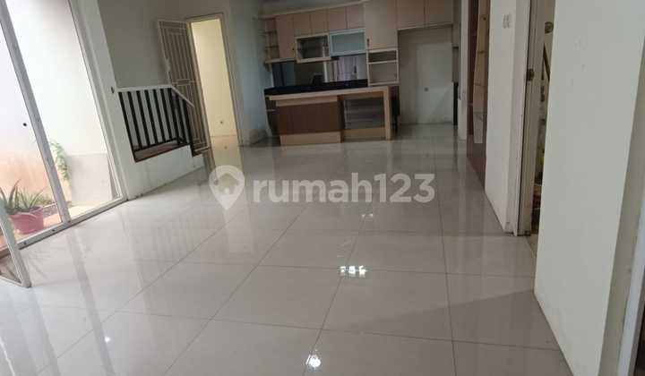 Green Court Lake Ckrg 10x22 Lb170 4 BR 4 KM Semi Fur 2 Lt South