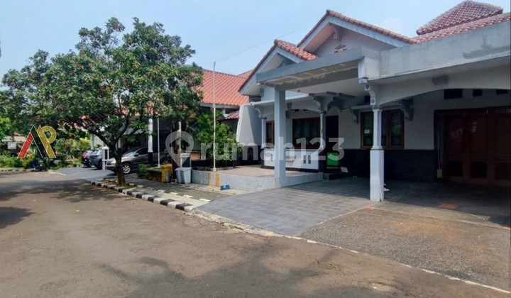 In Elite Housing in Margonda Depok. Comfortable and Strategic House