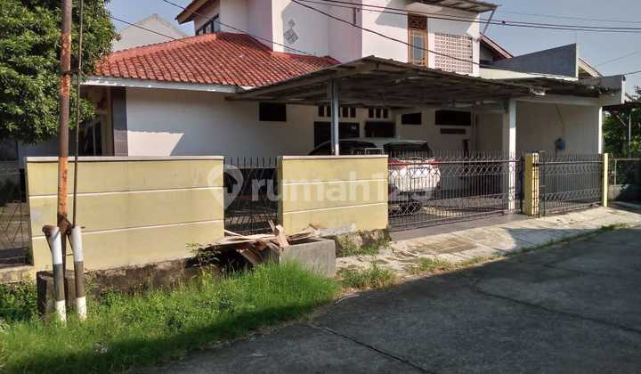 Rumah Luas Carport 3 Mobil 5 Menit ke Stasiun KRL Depok Baru