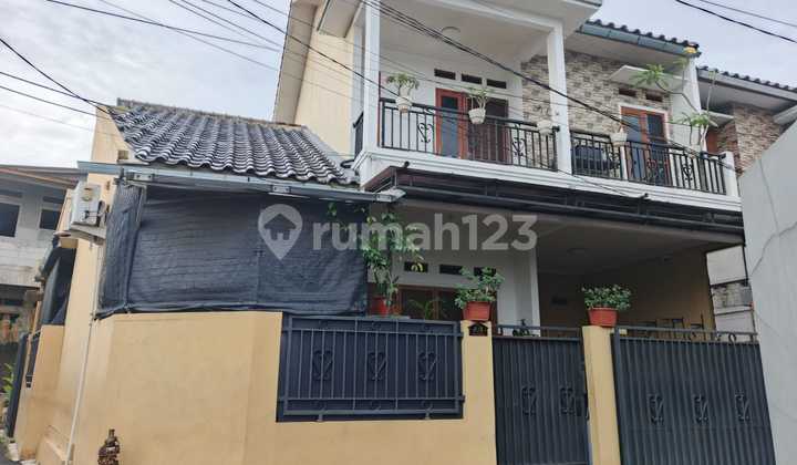 Rumah Hook 2 Lantai Strategis Hanya 8 Menit ke Stasiun Depok 2