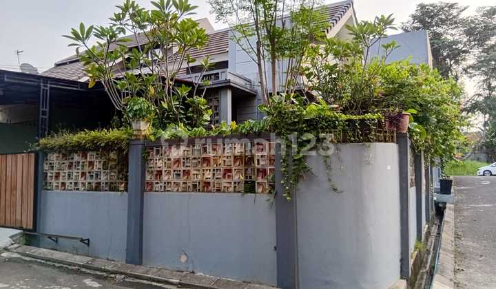 House Hook Position With Spacious Garden 5 Minutes to Cimanggis Toll Road