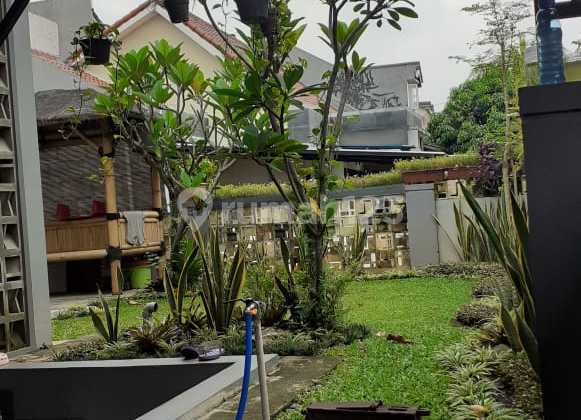 House Hook Position With Spacious Garden 5 Minutes to Cimanggis Toll Road