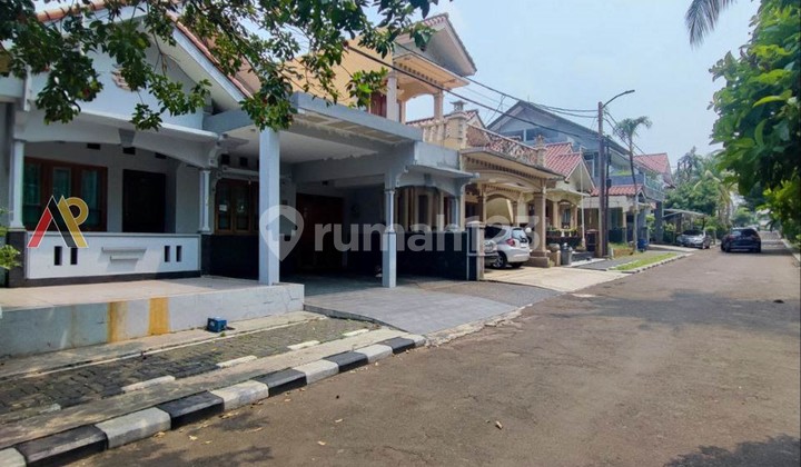 In Elite Housing in Margonda Depok. Comfortable and Strategic House