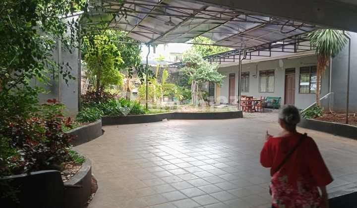 Large House with Spacious Land in Slipi - 5 Minutes to Kebon Jeruk Toll Road 2