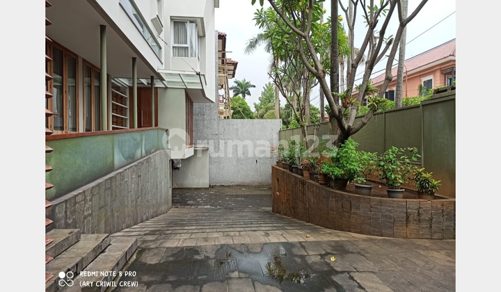 For Rent: Ready-to-Occupy House in a Shady, Comfortable, and Lush Environment, Pondok Indah