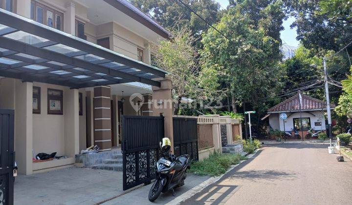 Disewa Rumah Bagus Hoek Depan Taman      1