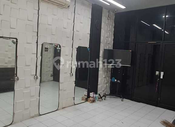 English translation: "Leased 4-Story Strategic Shop House in Radio Dalam" 1
