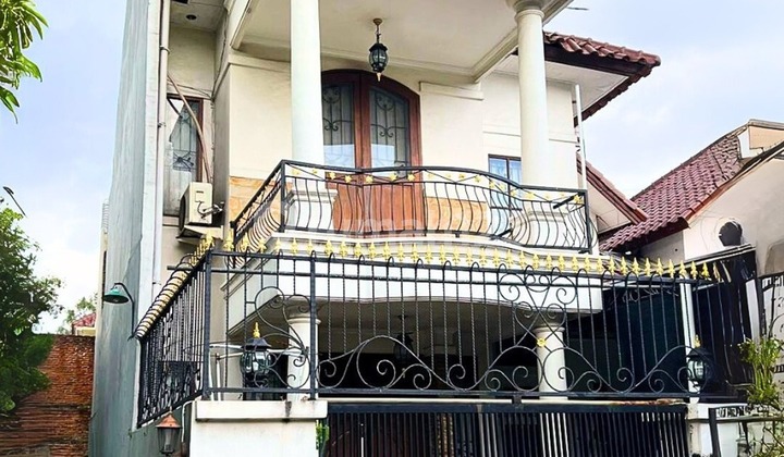 Classic Fine House, in Villa Melati Mas, just a step from the Toll Road and with abundant public facilities.