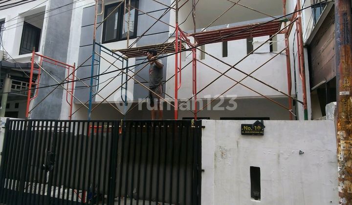 Rumah 2 Lantai Duri Kepa, Siap Huni dan Baru Direnovasi 1