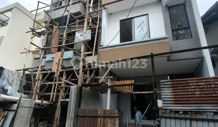 Pasti Jadi Rumah Baru 3 Lantai di Taman Ratu Dekat Central Park Mall Jakarta Barat