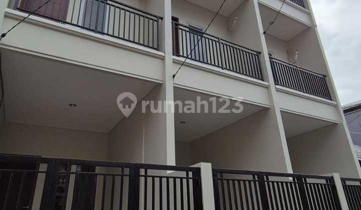 Rumah Baru, Murah 3 Lantai di Duri Kepa Jakarta Barat
