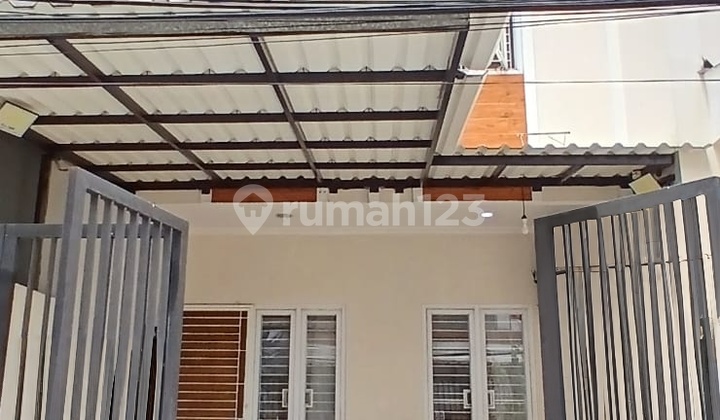 Rumah Terawat dan Siap Huni 3 Lantai di Taman Ratu Dekat Pusat Kuliner Greenville