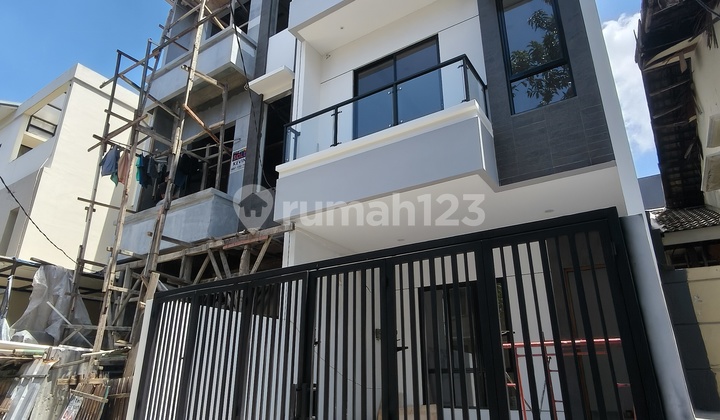 Rumah Baru 3 Lantai, Bagus di Taman Ratu Dekat Tanjung Duren