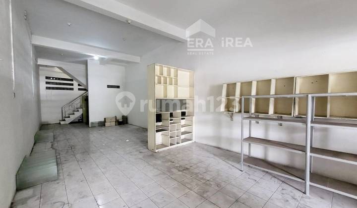 For Sale Strategic Shop House in Laweyan Purwosari, Near Purwosari Station 2