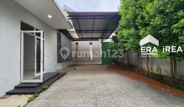 For Rent Luxury House Fully Furnished Near Pasar Klewer Solo