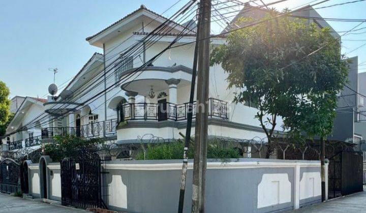 Rumah Mewah Terawat 2 Lantai Taman Ratu 1