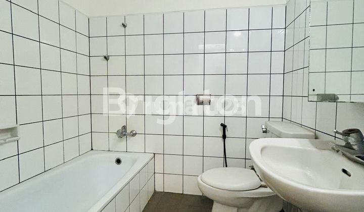 RENT A MINIMALIST HOUSE IN GANDARIA AREA, SOUTH JAKARTA. STRATEGIC LOCATION, NEAR GANDARIA CITY 2