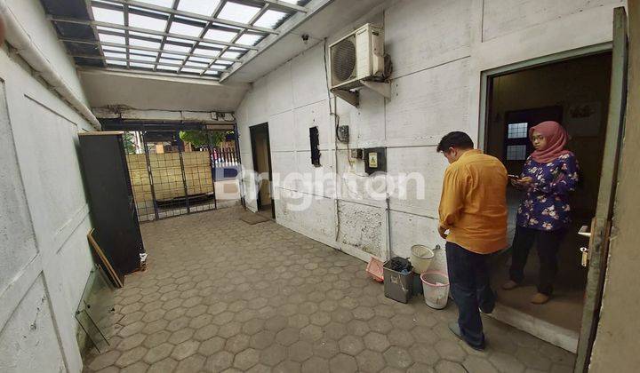 RUMAH TUA HITUNG TANAH KAWASAN STRATEGIS DAERAH PESANGGRAHAN, JAKARTA SELATAN. AKSES LANGSUNG JALAN RAYA 2