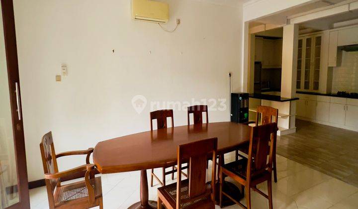 FOR RENT! RUMAH CANTIK, MINIMALIS MODERN KAWASAN KEBAYORAN LAMA, JAKARTA SELATAN. ADA POOL. DEKAT SENAYAN CITY 2