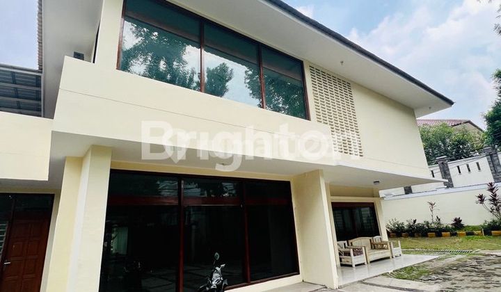 SEWA RUMAH SUPER LUAS DAERAH KEMANG, JAKARTA SELATAN. AKSES LANGSUNG JALAN RAYA, DEKAT LIPPO MALL KEMANG