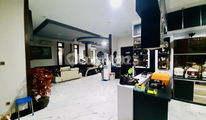 FOR SALE: EXTREMELY SPACIOUS HOUSE IN PISANGAN AREA, EAST JAKARTA. STRATEGIC LOCATION, NEAR MAIN ROAD, CLOSE TO CILILITAN TOLL GATE ENTRANCE. 1