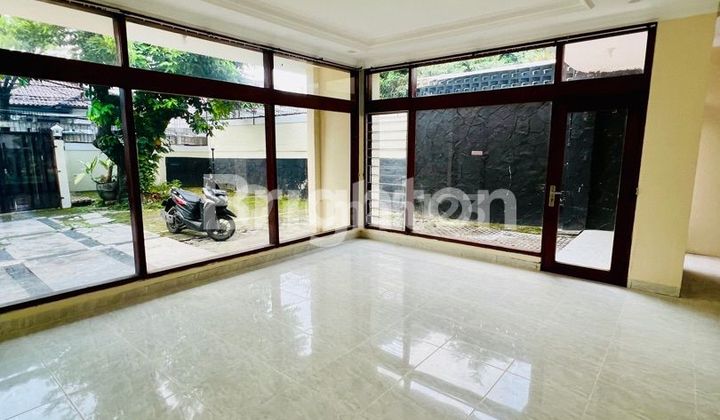 SEWA RUMAH SUPER LUAS DAERAH KEMANG, JAKARTA SELATAN. AKSES LANGSUNG JALAN RAYA, DEKAT LIPPO MALL KEMANG 2
