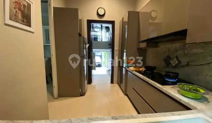 Dijual Rumah Modern Classis Lokasi Premium di Kebayoran 2
