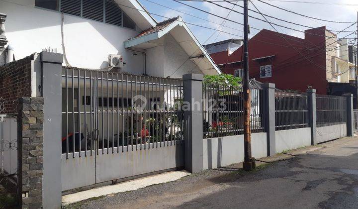 Rumah Area Kota Ada Taman Kecil di Kembar 1