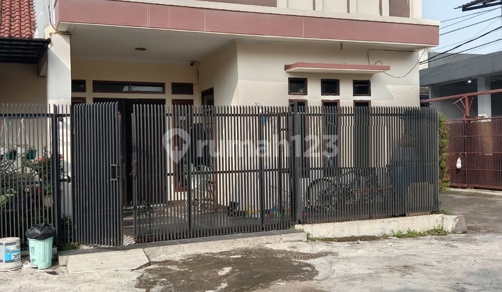 Rumah 2 Lantai Bangunan Terawat di Taman Rahayu 2