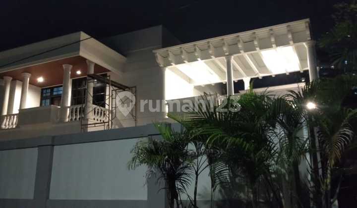 Disewakan rumah hoek 2 lantai minimalis di Jakarta Selatan 1