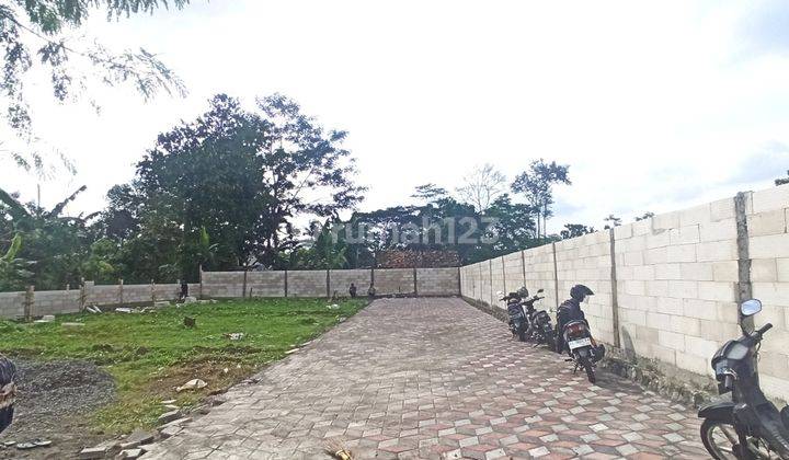 Tanah Selatan kampus UII di Jl. Kaliurang km.10 Sleman 	 2