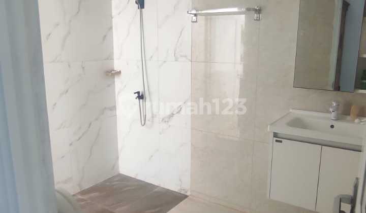 Dijual rumah mewah modern  2 lantai dengan kolam renang 2