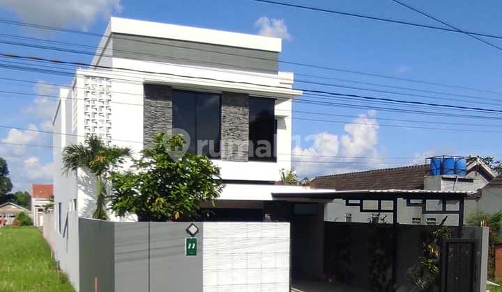 Dijual rumah mewah modern  2 lantai dengan kolam renang