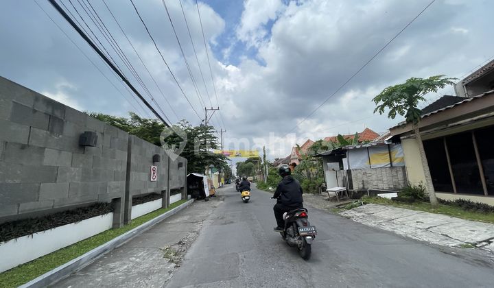 Land with SHM title for sale in Pogung, North Yogyakarta, near UGM campus on Jalan Kaliurang. Land with SHM title for sale in Pogung, North Yogyakarta, near UGM campus on Jalan Kaliurang.